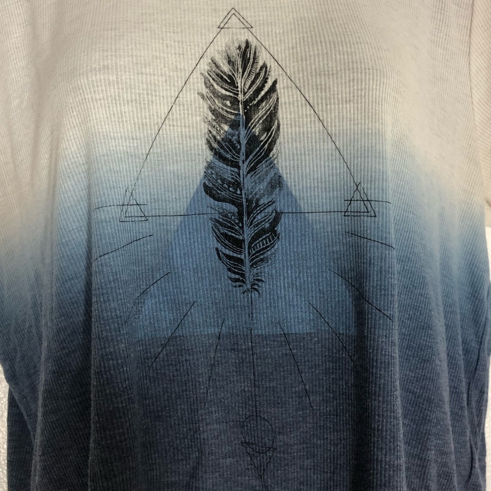 Chic Graphic Tee - Picture 3 of 5